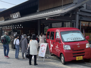 停車販売中の移動販売車