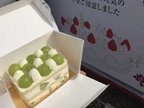 移動販売車で販売中のケーキの一例