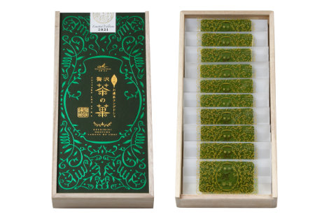 「贅沢茶の菓」のための特別な桐箱のパッケージ